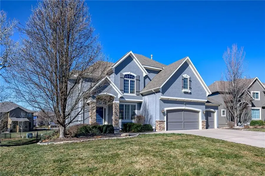 16528 S Woodstone Drive, Olathe, KS 66062 - Image #2