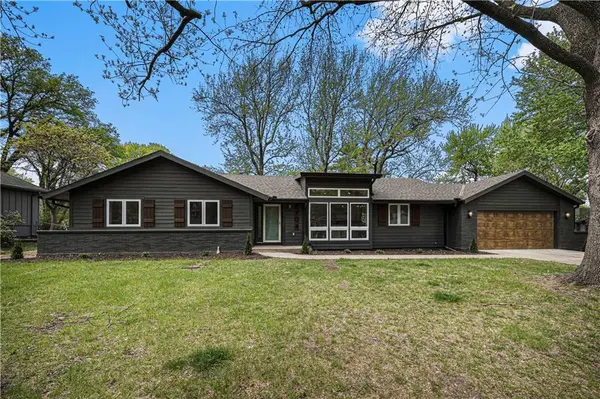 8904 Pawnee Lane, Leawood, KS 66206