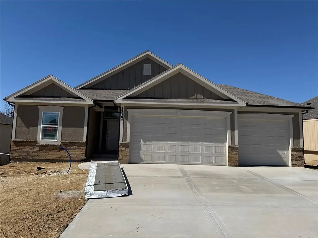 13507 Terrace Park Drive, Parkville, MO 64152 - #1