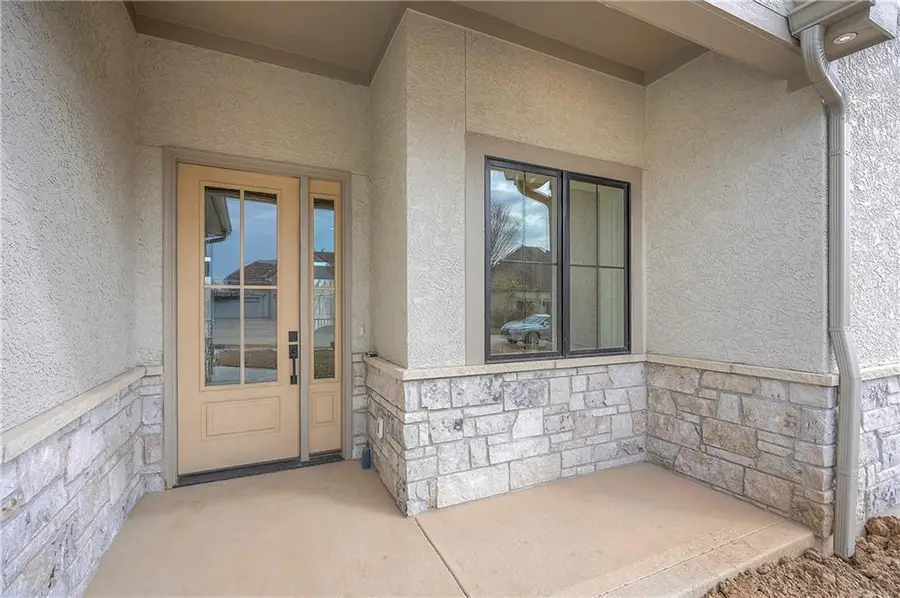 8200 Westlake Drive, Parkville, MO 64152 - Image #3