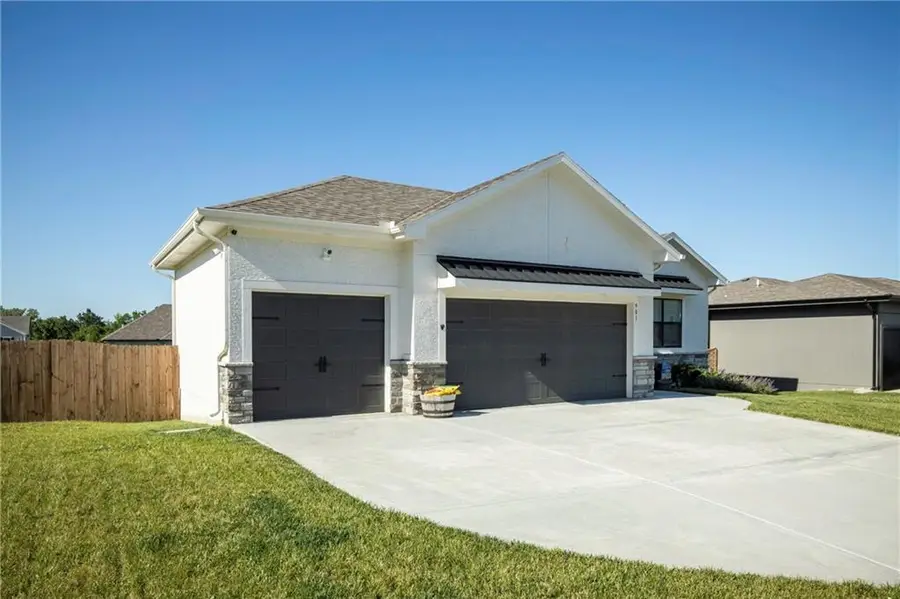 901 NW Hickorywood Drive, Grain Valley, MO 64029 - Image #3