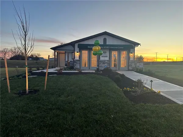 2134 Woodfield Drive, Tonganoxie, KS 66086