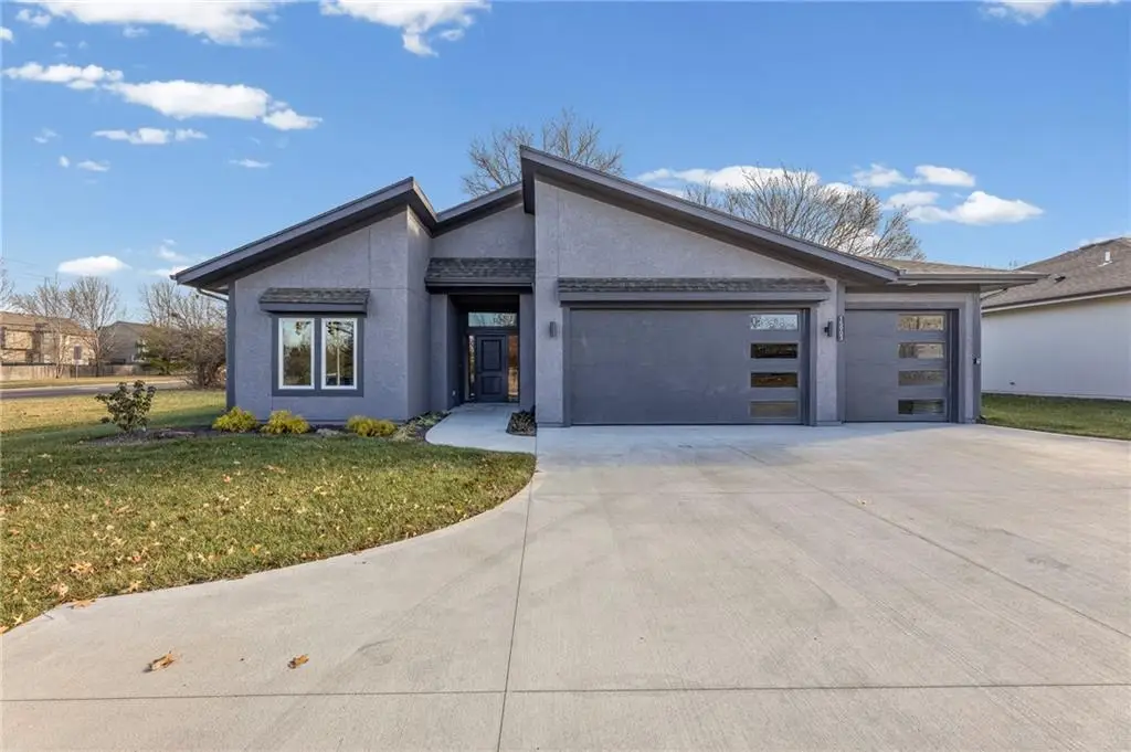 15903 S Lindenwood Drive, Olathe, KS 66062 - Image #1