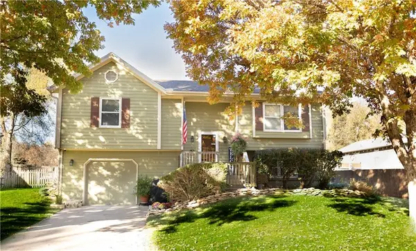 8718 Golden Lane, De Soto, KS 66018