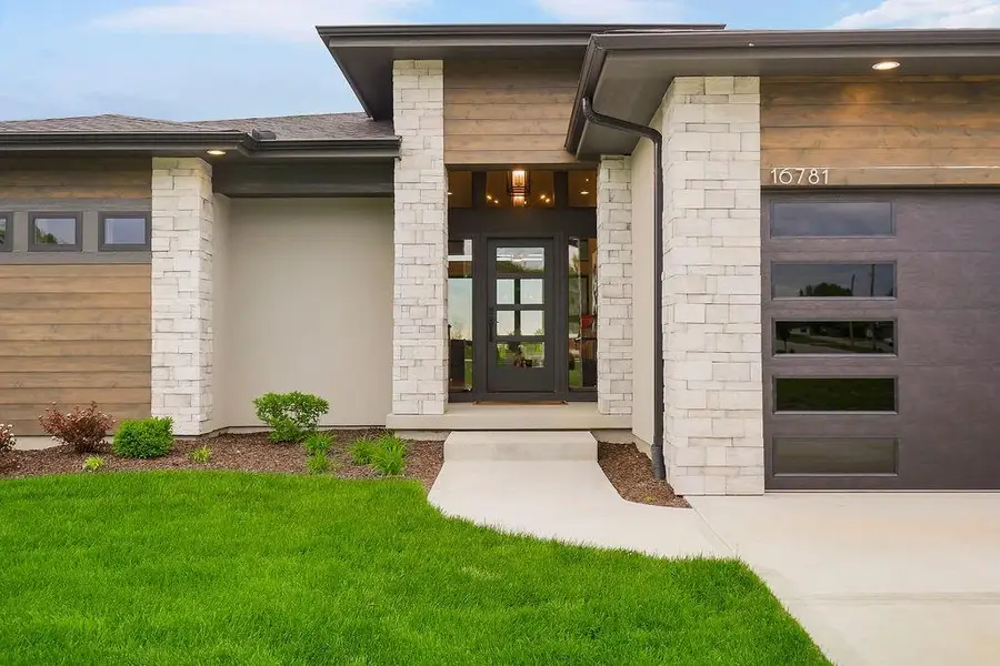 16781 S Fellows Street, Olathe, KS 66062 - Image #2