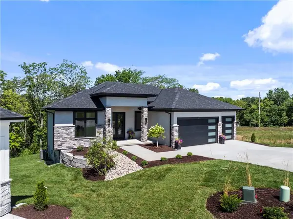 2504 NE Woodland Oak Circle, Lee's Summit, MO 64086