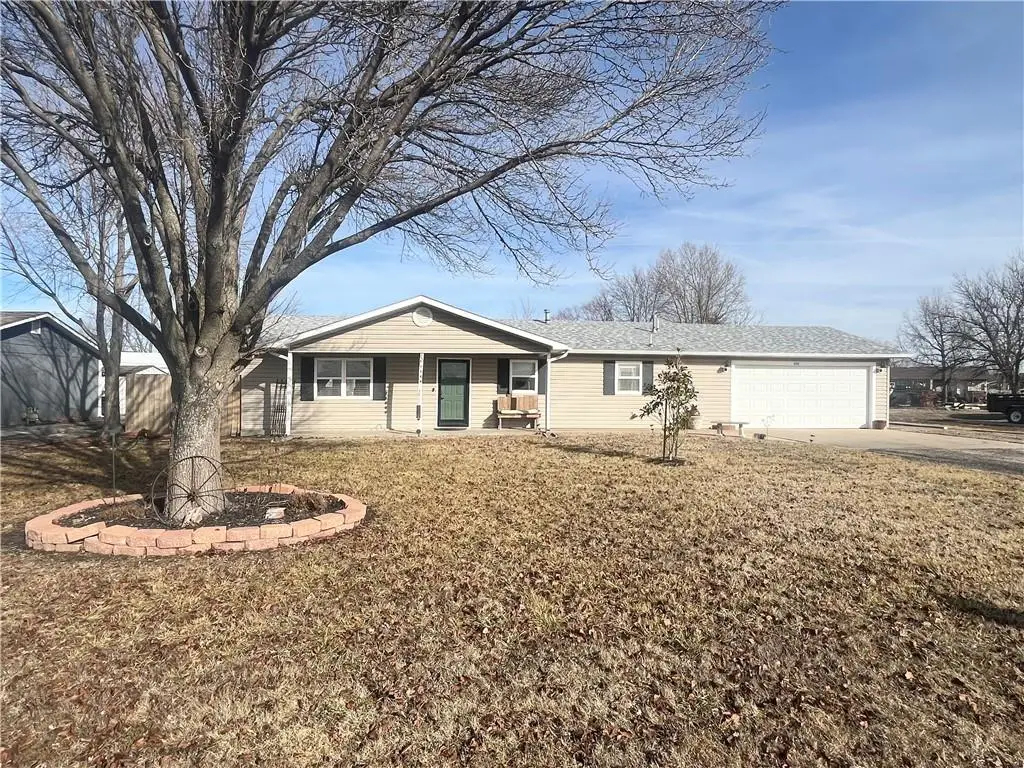 626 Kansas Avenue, Iola, KS 66749 - Image #1