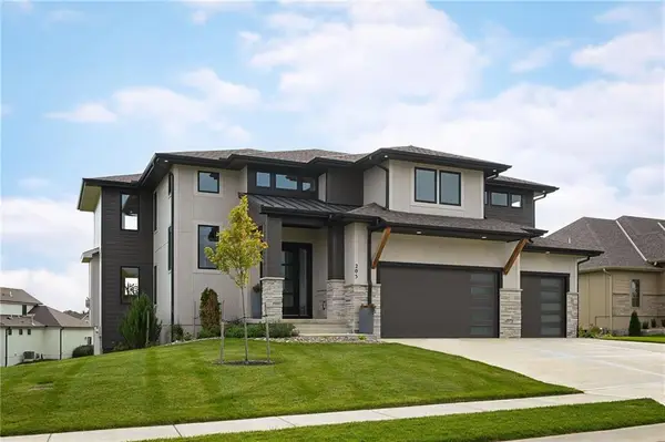 205 NW Lovins Drive, Lee's Summit, MO 64081