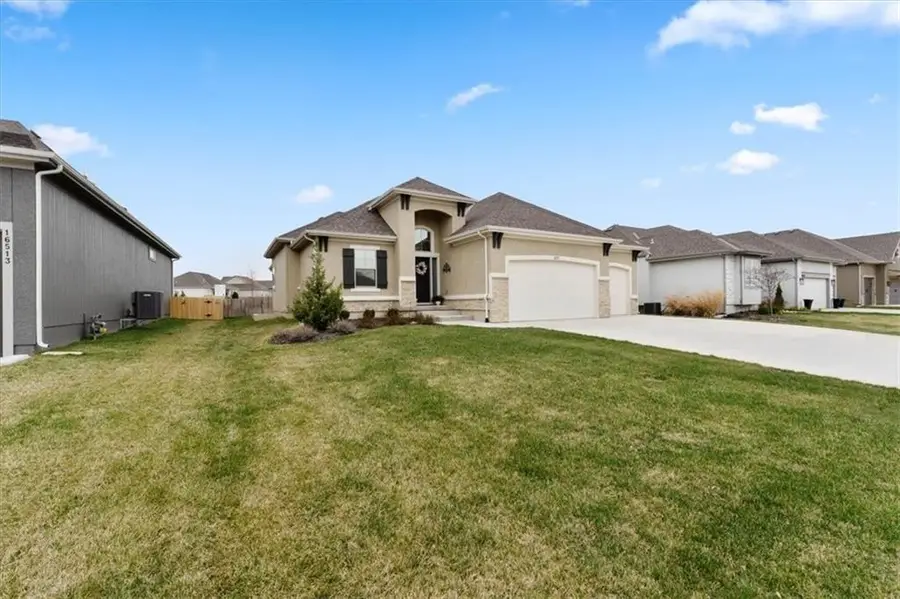 16521 S Stagecoach Street, Olathe, KS 66062 - Image #2