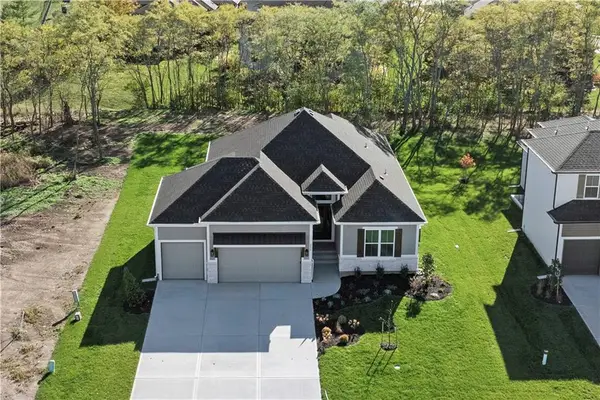 2624 NE Woodland Oak Drive, Lee's Summit, MO 64086