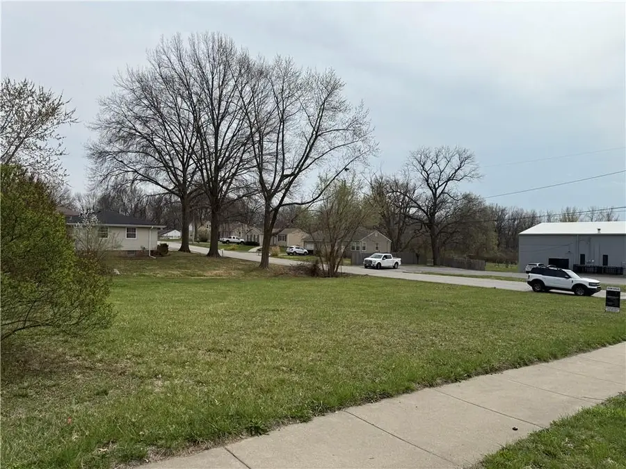 8701 N Oak Trafficway, Kansas City, MO 64155 - #2