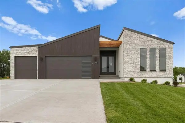 2226 SW Crown Drive, Lee's Summit, MO 64082