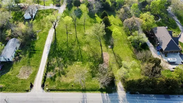 8350 Waverly Road, De Soto, KS 66018