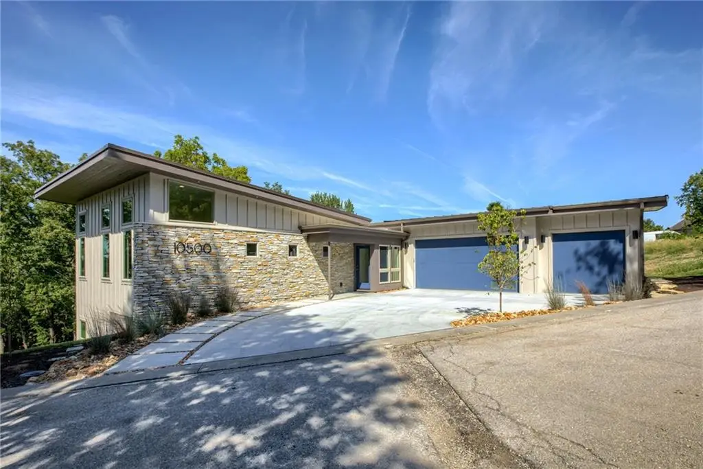 10500 Chateau Lane, Parkville, MO 64152 - Image #1