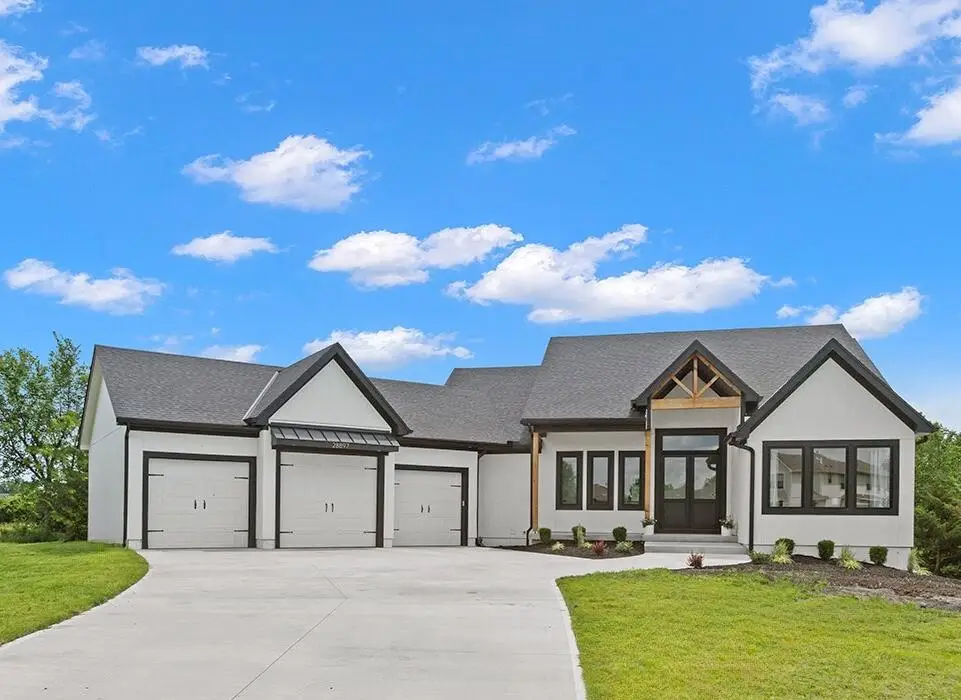 28897 Hackberry Circle, Paola, KS 66071 - Image #1