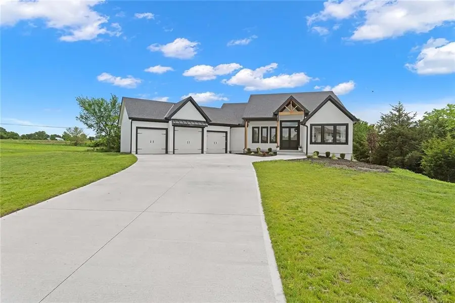 28897 Hackberry Circle, Paola, KS 66071 - Image #3