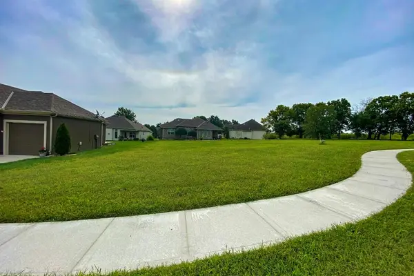 305 Crestview Court, Raymore, MO 64083