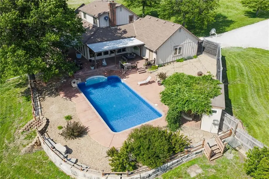 19819 Mclouth Road, Tonganoxie, KS 66086 - Image #2