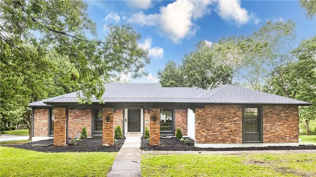 126 E Bridlespur Drive, Kansas City, MO 64114 - Image #1