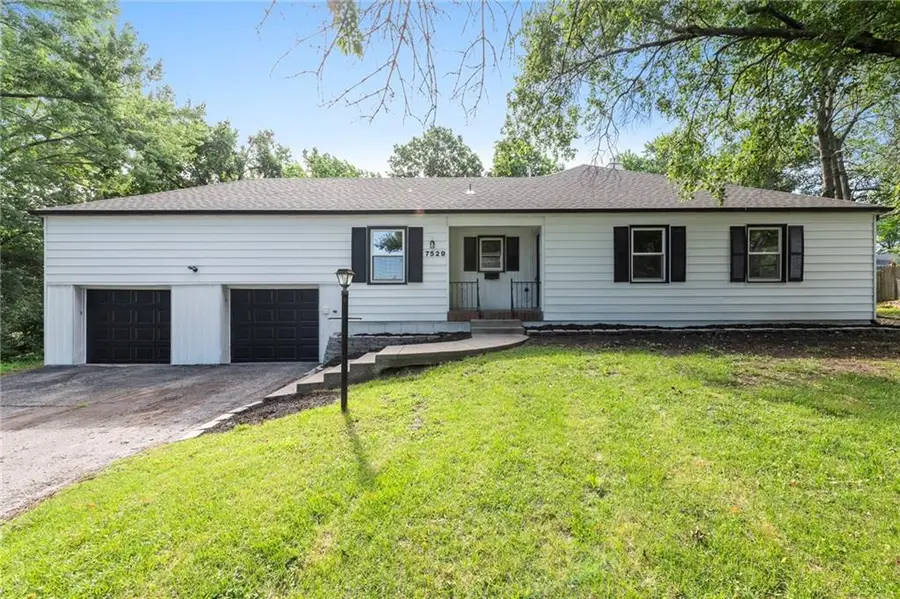 7529 Mohawk Drive, Prairie Village, KS 66208 - #2