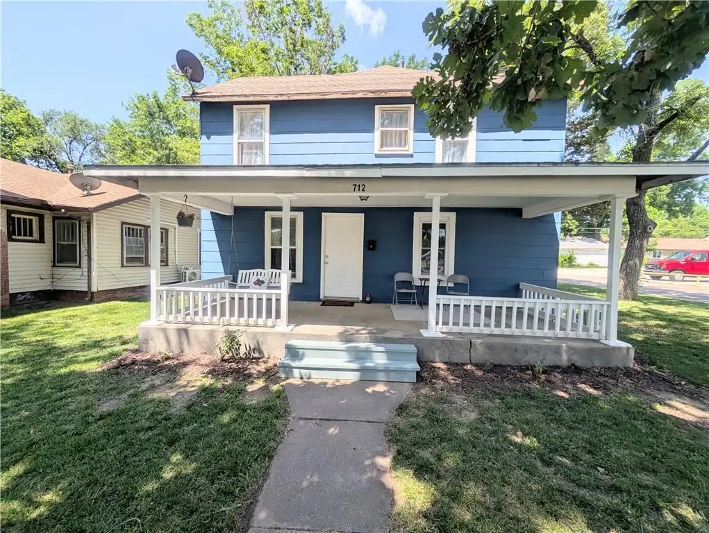712 N Jefferson Avenue, Iola, KS 66749 - Image #1