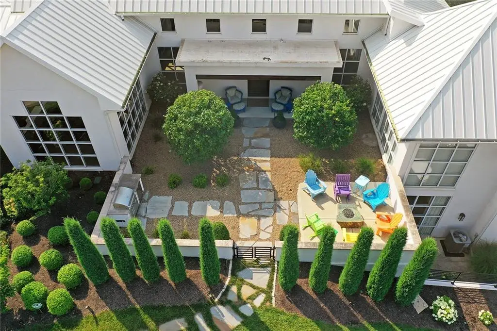 6949 Watson's Country Lane, Parkville, MO 64152 - Image #1