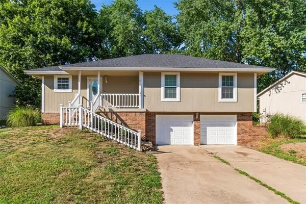 1916 NE Patterson Drive, Lee's Summit, MO 64086