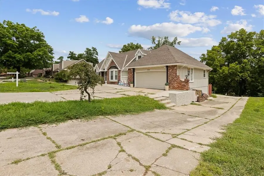 7007 Lakeshore Drive, Raytown, MO 64133 - Image #3