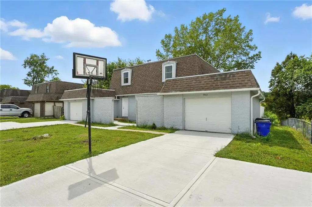 915 S Lindenwood Drive, Olathe, KS 66062 - Image #1