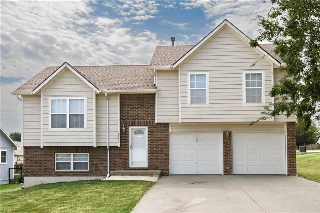 2100 Rock Creek Drive, Tonganoxie, KS 66086 - #1