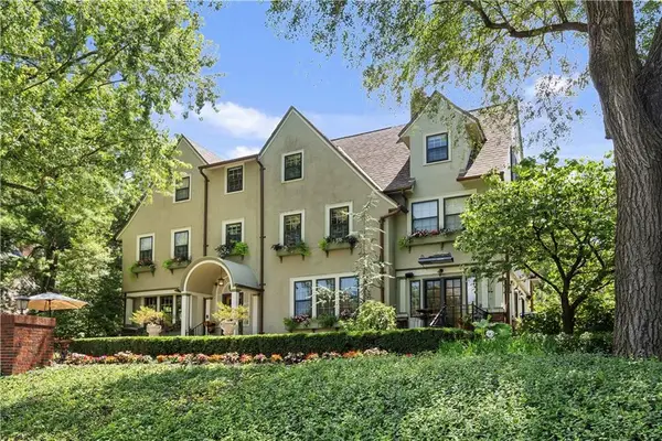 239 W 52nd Street, Kansas City, MO 64112