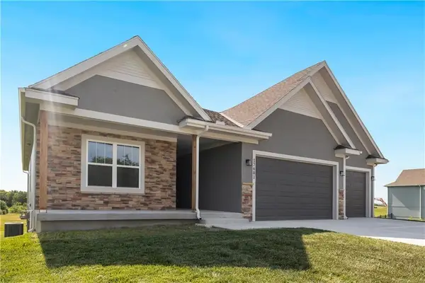 17409 Sparrowhawke Drive, Smithville, MO 64089