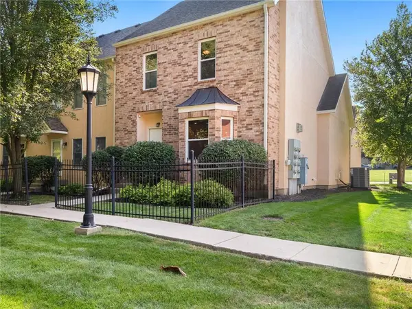 9755 N Lucerne Avenue, Kansas City, MO 64154