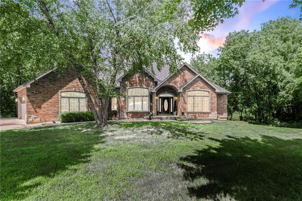 25375 Sunset Lane, Paola, KS 66071 - Image #1