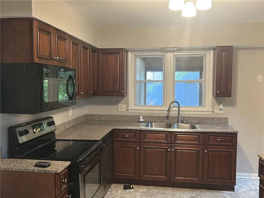 10902 W 71st Place, Shawnee, KS 66203 - Image #2