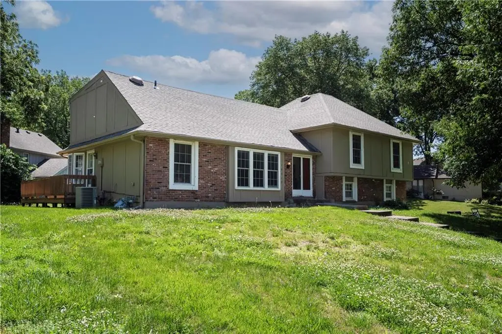 10315 NW Mirror Lake Drive, Parkville, MO 64152 - Image #1