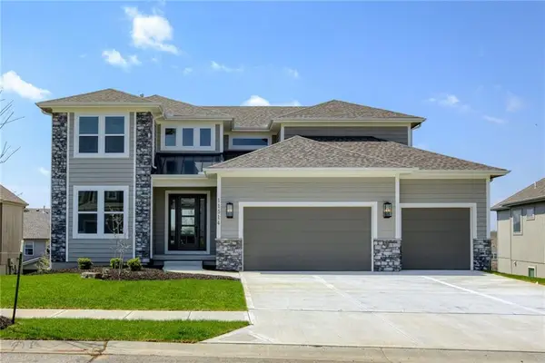 11471 S Montclaire Drive, Olathe, KS 66061