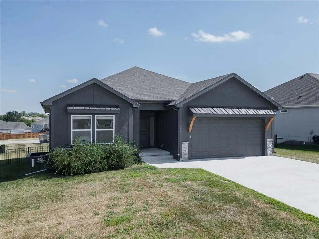 917 N Willow Court, Tonganoxie, KS 66086 - Image #1