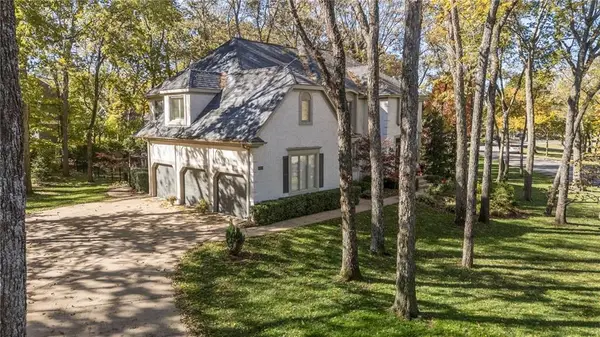 16800 S Country Club Drive, Loch Lloyd, MO 64012