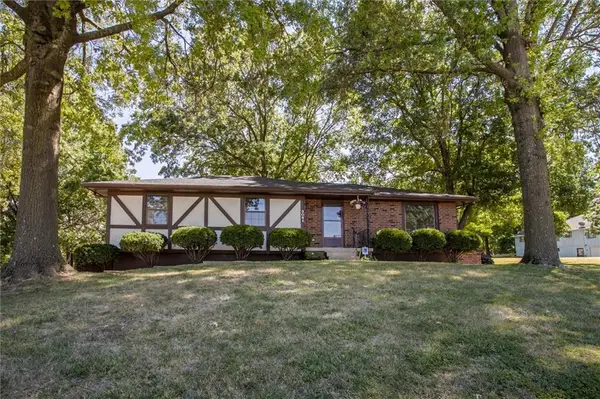 308 SW Woods Chapel Road, Blue Springs, MO 64015