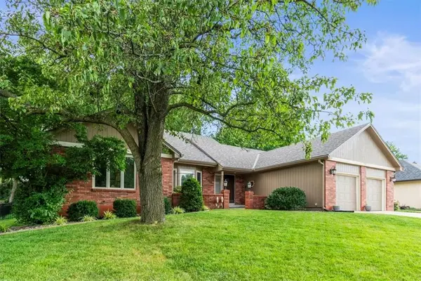 2536 NW Bent Tree Circle, Lee's Summit, MO 64081