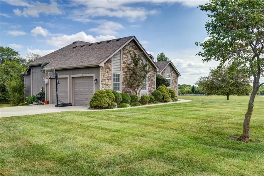 5275 SE Fox Run Road, Lathrop, MO 64465 - Image #3