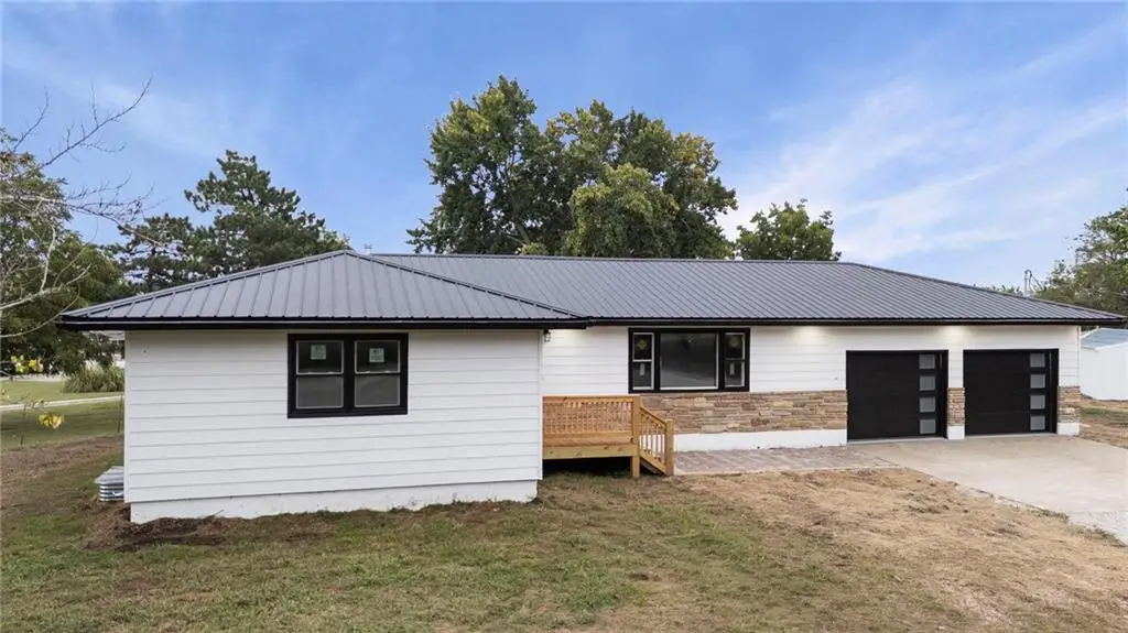 910 E Monroe Avenue, Garnett, KS 66032 - Image #1