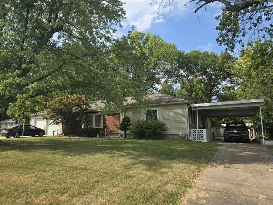 215 E Henry Street, Clinton, MO 64735 - Image #2