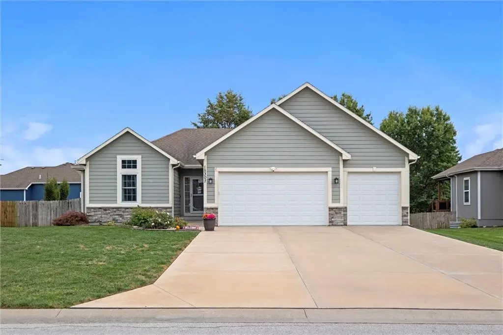 15307 Meyer Drive, Basehor, KS 66007 - Image #1