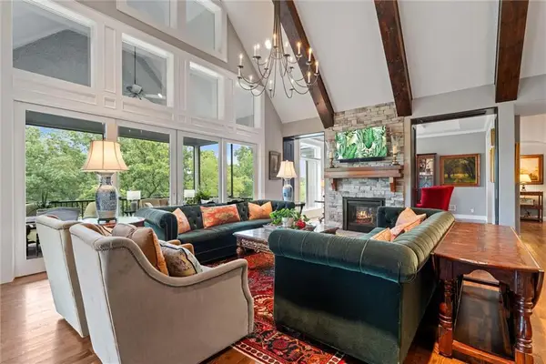 6325 Edgewater Drive, Parkville, MO 64152