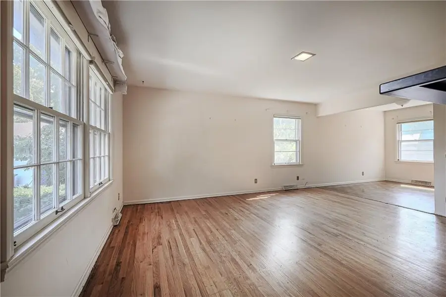 10729 Mcgee Street, Kansas City, MO 64114 - Image #2