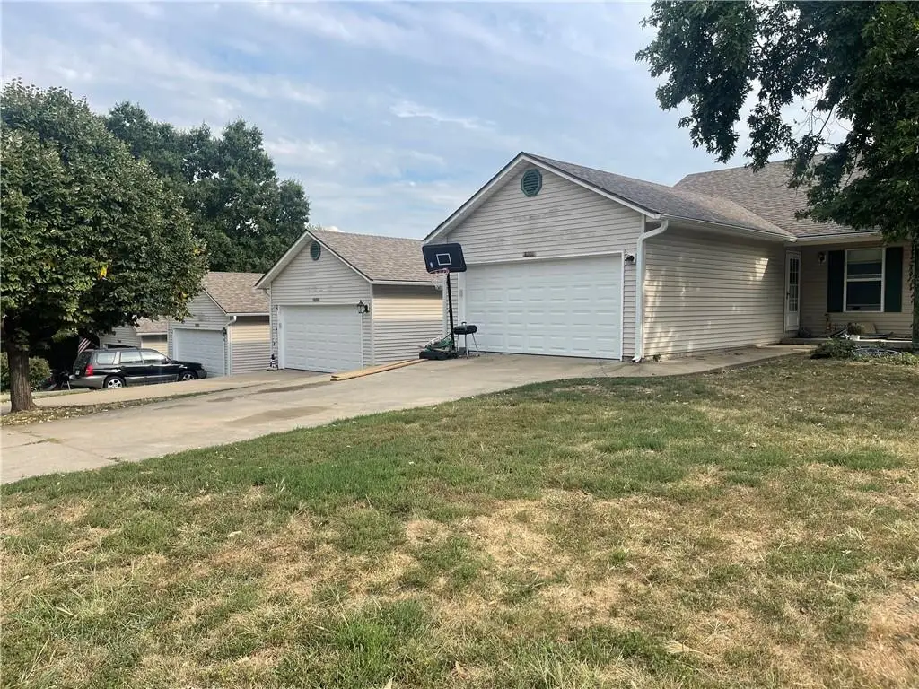 8201 Chas Circle, Pleasant Valley, MO 64068 - Image #1