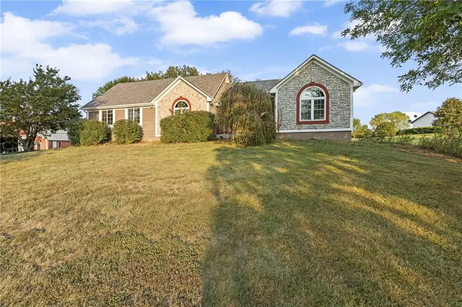 26949 Moonlight Road, Paola, KS 66071 - Image #2