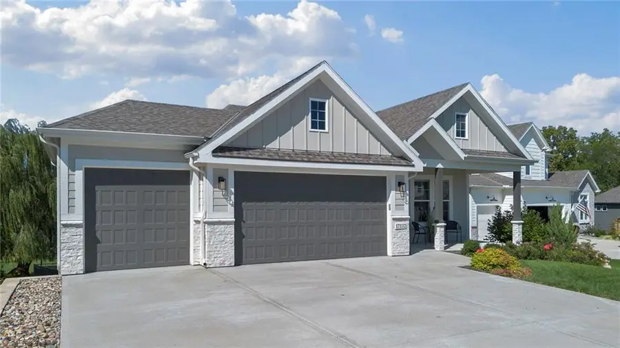 17132 S Schweiger Drive, Olathe, KS 66062 - Image #2